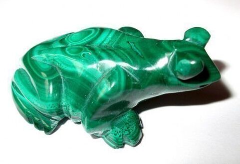 зелена малахітова жаба у вигляді амулета удачі